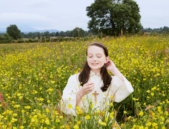 Cô bé Katie, Wicklow Mountains 2017 (Ảnh: Olivia Harris).