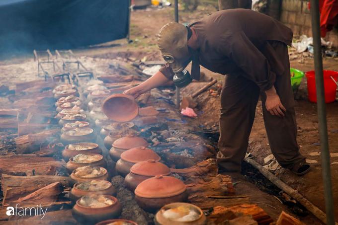 Chuyện lạ làng Vũ Đại: Đeo mặt nạ phòng độc để kho nồi cá bạc triệu