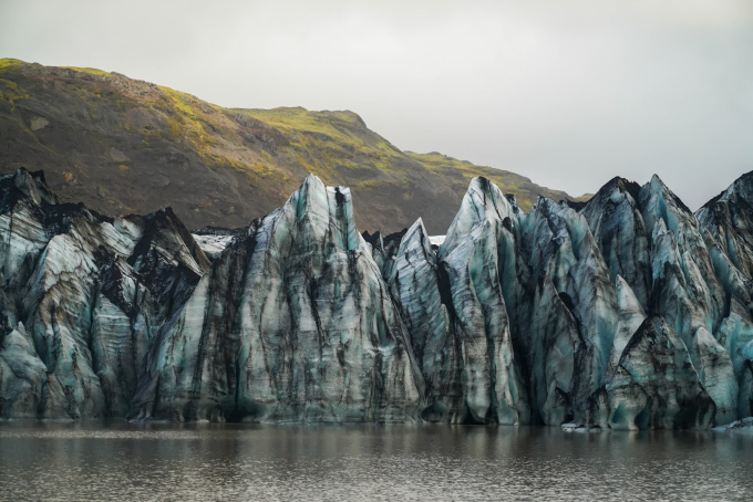 Mặt trước của dòng sông băng Sólheimajökull, trên bờ biển phía nam Iceland (Ảnh: CNN).