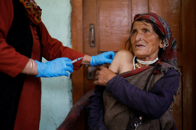 Chuyển vaccine lên dãy Himalaya bằng cách dùng ròng rọc