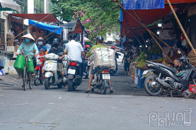 Đi chợ mùa dịch có gì lạ? 