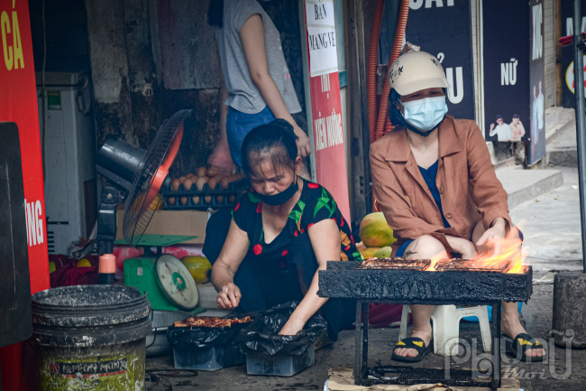 Hà Nội: Người dân xếp hàng mua đồ ăn mang về, hàng quán dần mở cửa trở lại