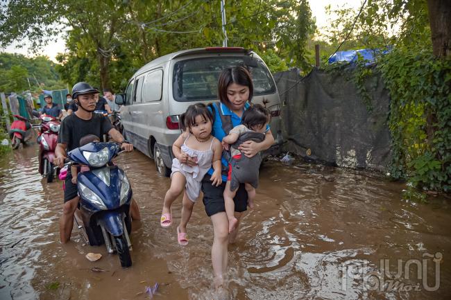 Ngõ 76 phố An Dương (quận Tây Hồ, Hà Nội) ngày thường có thể đi ôtô, xe máy nhưng hiện tại đoạn đường đã bị ngập, đoạn ngập sâu nhất là hơn 2 m.