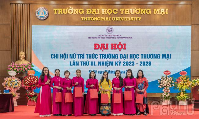  Đại hội đã trao tặng Bằng khen tới Tập thể Chi hội Nữ trí thức Trường Đại học Thương mại