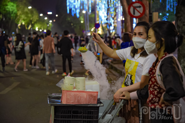 Người Hà Nội đổ về phố đi bộ Hồ Gươm trong ngày đầu hoạt động trở lại