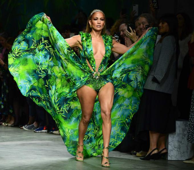 Jennifer Lopez sải bước tại show diễn Versace, Milan Fashion Week (Ảnh: AFP/Getty Images).