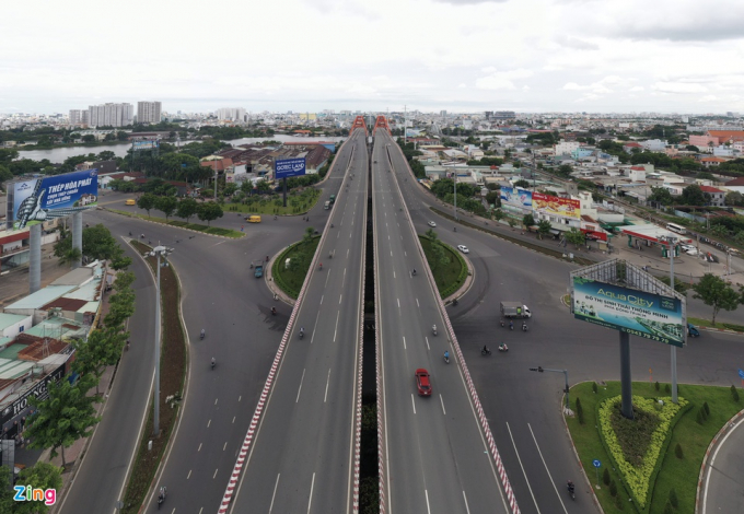           Nút giao thông Bình Triệu - Phạm Văn Đồng (TP Thủ Đức) khu vực vốn đông đúc và thường xuyên có tình trạng kẹt cục bộ. Tuy nhiên, lúc 8h ngày 9/7, tại đây thưa thớt xe cộ.          