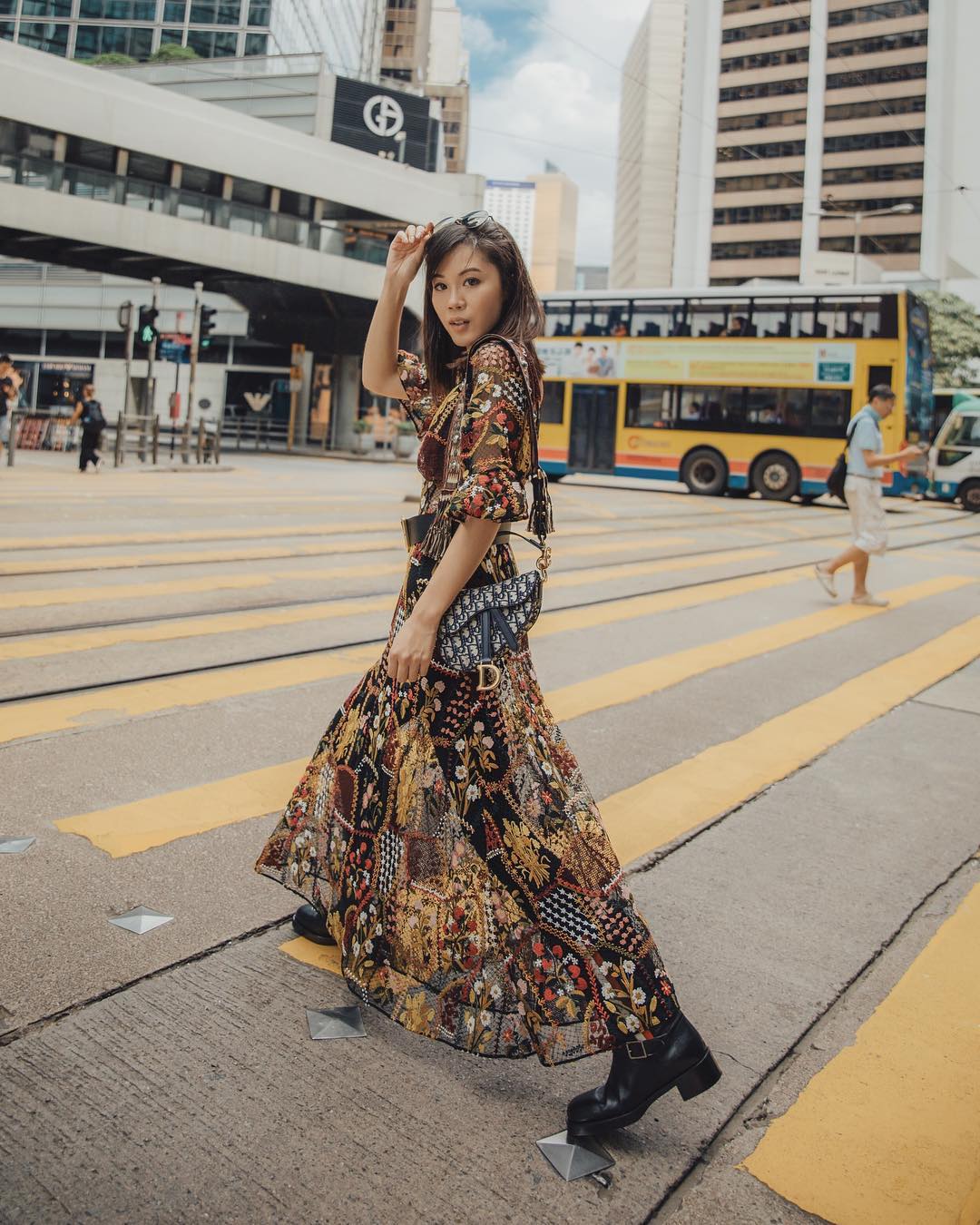 Street style mùa hè với đầm voan dài in hoa và giày bốt