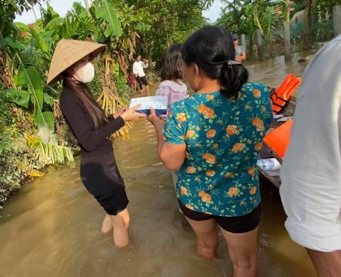 Thủy Tiên kêu gọi được hơn 22 tỷ hỗ trợ đồng bào miền Trung sau chưa đầy 2 ngày