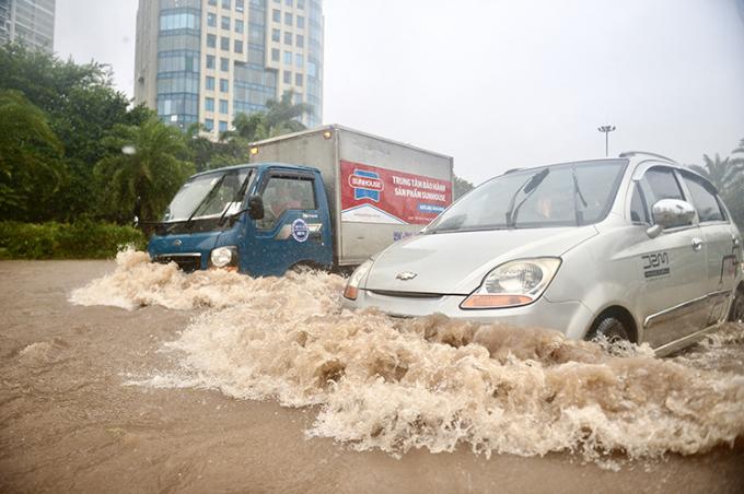 Nhiều xe bị chết máy khi đi qua điểm ngập, một số người chọn cách quay đầu đi ngược chiều.