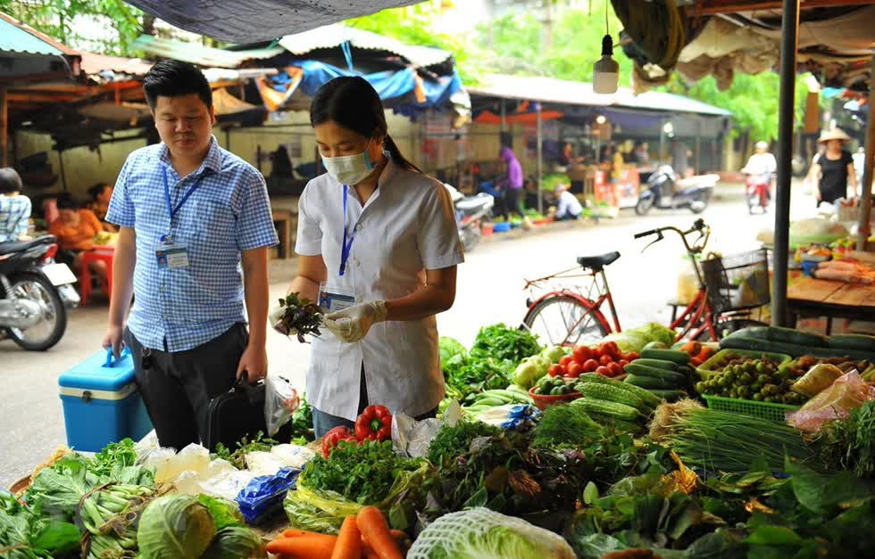   Ngày mùng 4 Tết, giá rau xanh, trái cây tăng cao do mưa rét và do nhu cầu mua sắm để đi lễ của người dân tăng cao.  