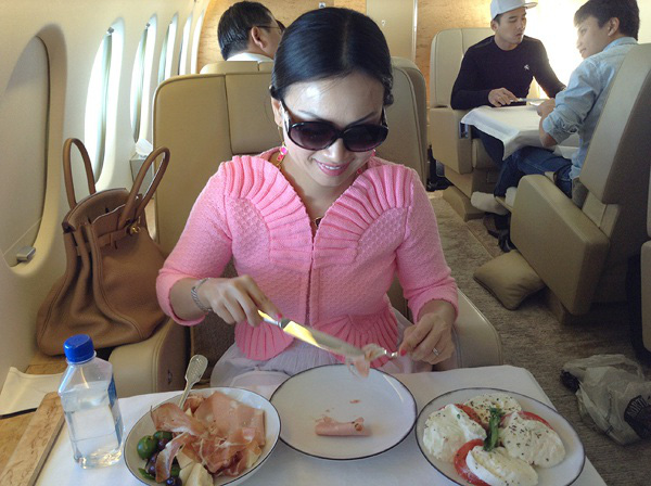 Thậm chí, Hà Phương còn sở hữu hẳn một chuyên cơ riêng. Chuyên cơ này còn có cả nhân viên phục vụ đồ ăn, nước uống với thực đơn phong phú.