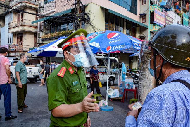 Lực lượng Công an giải thích yêu cầu của ngươi dân khi giao hàng quá giờ quy định. 