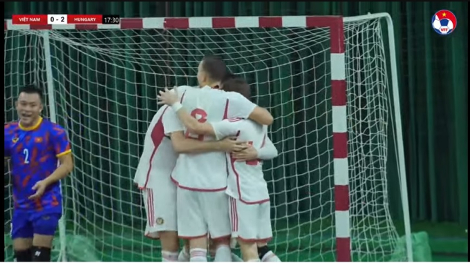 Các cầu thủ Hungary ăn mừng bàn thắng vào lưới tuyển futsal Việt Nam.