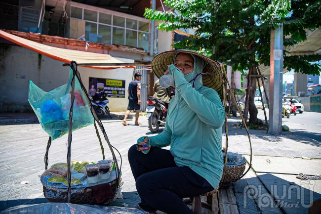 Chị Thuỷ, một người nhận nước miễn phí, cho biết: Ngày nào tôi cũng gánh đồ bán rong qua đây lại ngồi nghỉ ngơi uống nước mát giải khát, nước được phát ở đây rất sạch sẽ mỗi người 1 chai nước riêng không chung với ai nên rất đảm bảo.