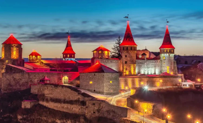           Pháo đài Kamianets-podilskyi nằm ở thành phố cùng tên, thuộc miền Tây Ukraine, được xây dựng từ thế kỷ 14. Pháo đài nằm trên một mỏm đá vôi, được bao quanh bởi sông Smotrych ở ba mặt. Con đường duy nhất để đi vào pháo đài này là qua một cây cầu. Pháo đài có nhiều bức tường dày, cùng 7 tòa tháp tròn.           