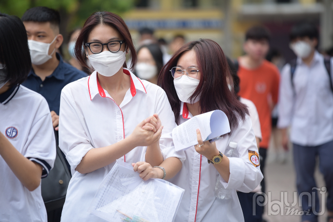 Bắt tay ăn mừng vì đều làm được bài