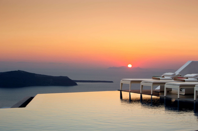           Grace Santorini Hotel (Santorini, Hy Lạp): Nằm bên bờ biển Aegean, Grace Santorini là khách sạn phong cách boutique.Từ hồ bơi vô cực dài 22 m, du khách có thể ngắm nhìn toàn cảnh miệng núi lửa Caldera nổi tiếng.          