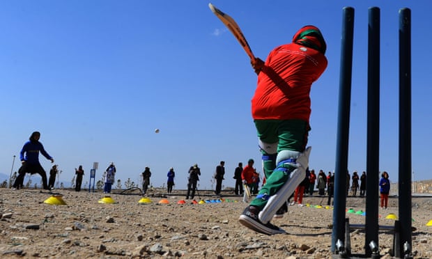 Các nữ sinh Afghanistan chơi cricket trong một ngôi trường ở Herat năm 2014. Ảnh: Getty Images