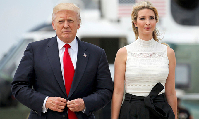   Ivanka Trump (phải) cùng Tổng thống Donald Trump rời Căn cứ chung Andrews ở Maryland hồi năm 2017. Ảnh: Reuters.  