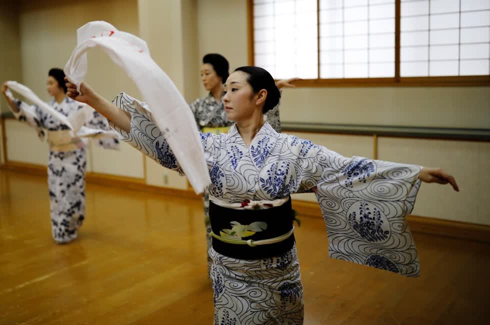 Mayu, Maki và Koiku luyện tập vũ đạo trong một lớp học chỉ dành riêng cho geisha..