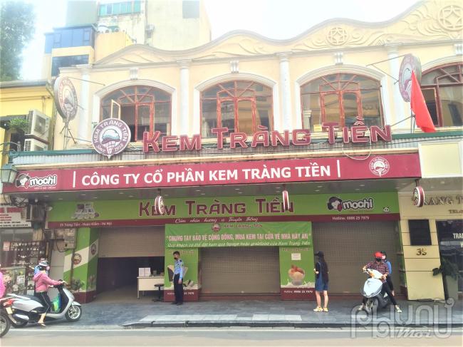 Cửa hàng kem Tràng Tiền nổi tiếng đề nghị khách hàng chỉ đến mua kem và về nhà ăn để tránh lây lan dịch bệnh