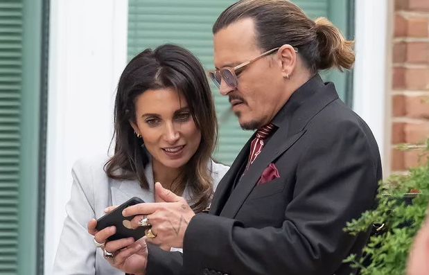 Joelle Rich và Johnny Depp ở bên ngoài tòa ngày 3/5.