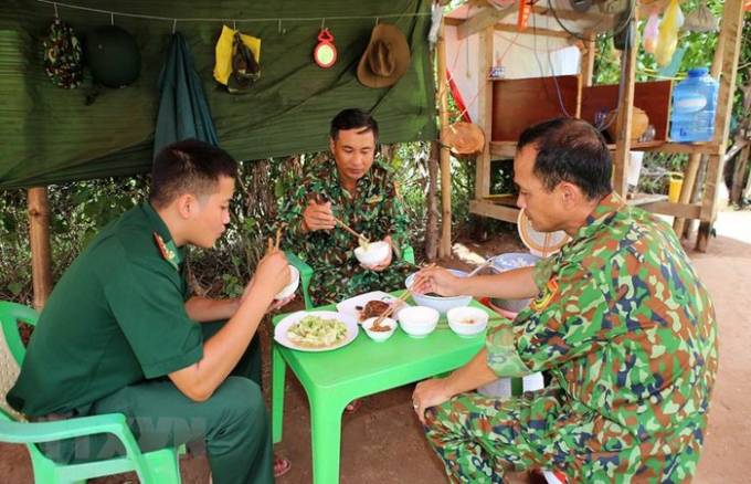   Vườn rau nhỏ của cán bộ chiến sỹ bộ đội Biên phòng Quảng Trị trên chốt biên giới. (Ảnh: Hồ Cầu/TTXVN)  