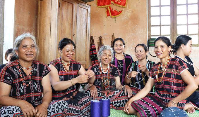 Lên bản làng nơi vùng cao xứ Huế, gửi từng sợi chỉ lưu giữ báu vật của người Tà Ôi