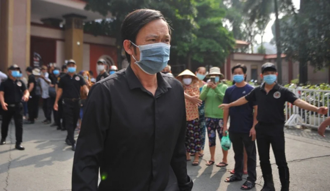 Nghệ sĩ Hoài Linh có mặt từ sớm. Anh đảm nhận vai trò Trưởng ban tang lễ, chịu tang vai em cho NS Chí Tài ở Việt Nam.    