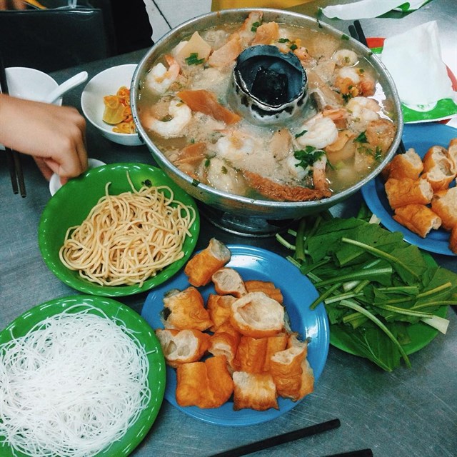 Rau và bún gạo, mì ăn kèm, đặc biệt ở đây có thêm bánh quẩy ăn với lẩu, khá lạ miệng nhưng siêu ngon. Ảnh minh họa.