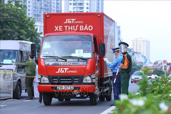 Lực lượng chức năng kiểm tra giấy tờ người và phương tiện qua chốt kiểm soát cầu Vĩnh Tuy (ảnh chụp 6h45 ngày 8/9). 