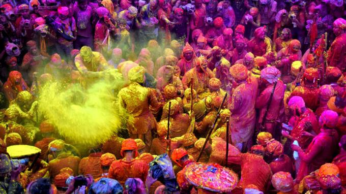 Những tín đồ đạo Hindu chơi với bột tại đền Radharani, Nandgaon (Ảnh: Avishek Das/SOPA Images/Shutterstock).