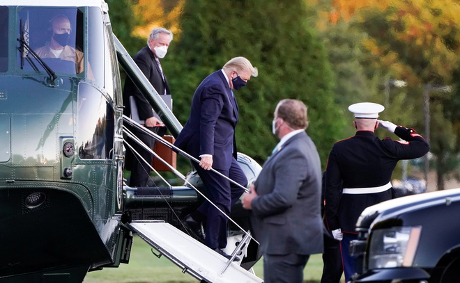 Tổng thống Trump được trực thăng Marine One đưa tới Trung tâm y tế quân sự quốc gia Walter Reed.