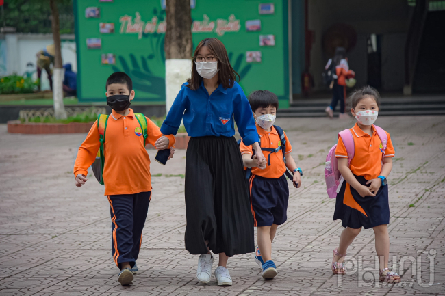 Hướng dẫn đưa các cháu về lớp.