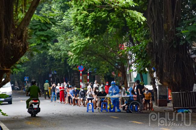 Ông Trương Quang Việt, Phó Giám đốc Trung tâm Kiểm soát bệnh tật (CDC) Hà Nội cho biết, sáng 3/10, đơn vị phối hợp với Bệnh viện Hữu nghị Việt Đức và quận Hoàn Kiếm, bắt đầu lấy mẫu đợt 2 cho khoảng 4.000 người. CDC sẽ điều tra, truy vết dịch tễ và đánh giá chùm ca bệnh tại Bệnh viện Việt Đức một cách chính xác sau đợt lấy mẫu này, cố gắng không bỏ sót F0, F1 hay những ca nghi ngờ.