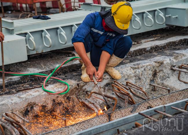 Tiến hành xử lý các thanh thép đoạn khớp nối