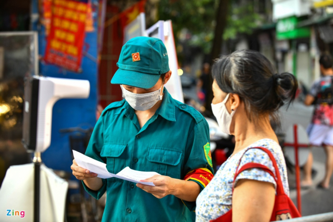           Khu vực bên ngoài lối vào chợ, lực lượng chức năng có mặt để làm nhiệm vụ kiểm soát phiếu đi chợ, đảm bảo công tác phòng chống dịch.          