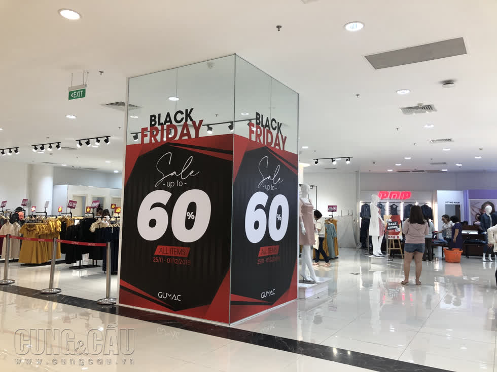 Hàng loạt cửa hàng, trung tâm mua sắm đìu hiu ngày Black Friday    