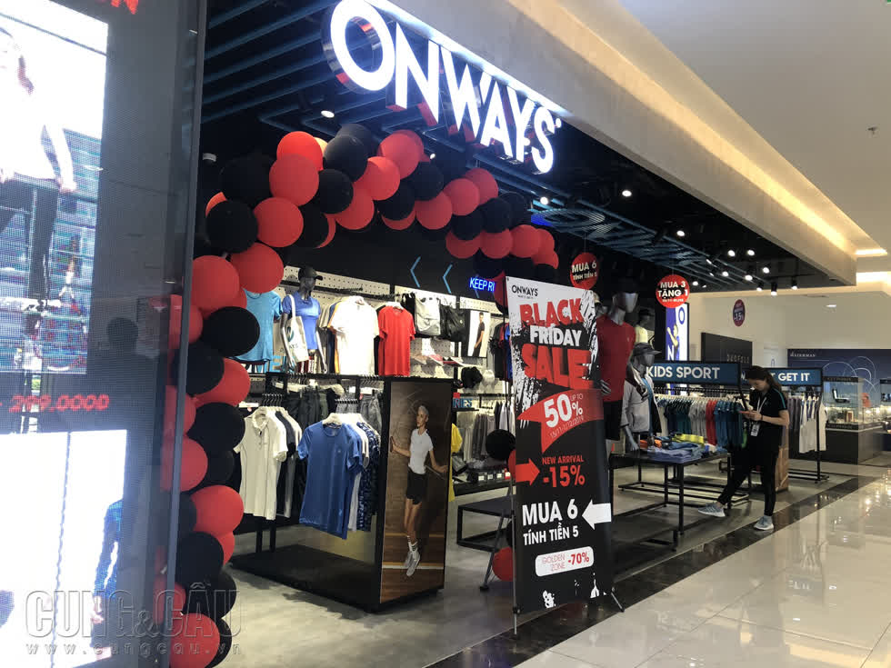 Hàng loạt cửa hàng, trung tâm mua sắm đìu hiu ngày Black Friday    