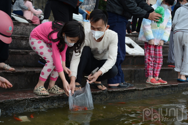 Người dân Hà Nội thả cá tiễn ông Táo về trời