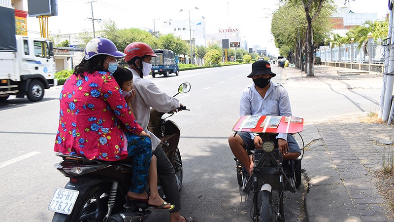 Trong thời gian tạm dừng phát hành vé số kiến thiết, TP.HCM sẽ hỗ trợ 750.000 đồng/người đối với người bán vé số trên địa bàn TP.