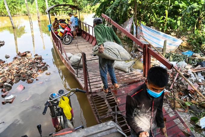 Người dân phải chuyển qua sử dụng đò ra bãi giữa sông Hồng. 