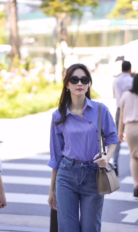 Hoa hậu Đặng Thu Thảo diện outfit đơn giản khi đi dạo phố ở Seoul.