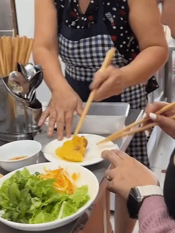 Hướng dẫn khách nước ngoài cuốn bánh xèo, chủ quán khiến dân tình ngỡ ngàng: Hóa ra bấy lâu nay chúng ta đã ăn sai cách!