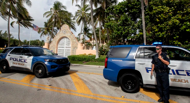   Cảnh sát bên ngoài dinh thự Mar-a-Lago của gia đình ông Trump (Ảnh: AFP).  