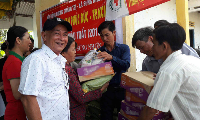 Ông Nguyễn Văn Giao (thứ 2, từ trái sang) trong một chuyến tặng quà từ thiện. Ảnh: Thanh Niên