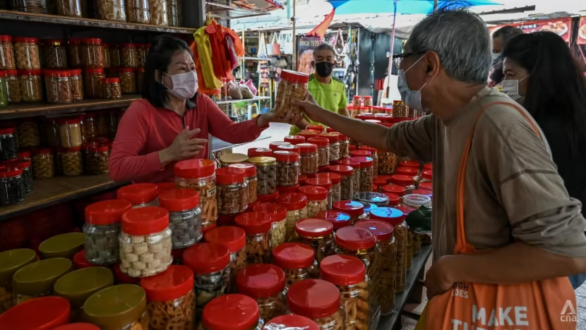 Lạm phát dự kiến ​​sẽ làm giảm chi tiêu ở Malaysia trước Tết Nguyên đán - Ảnh 1.