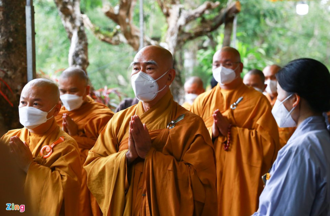           Cũng trong sáng nay, hàng trăm chư tăng, phật tử trong và ngoài nước đã đến viếng thiền sư Thích Nhất Hạnh.          