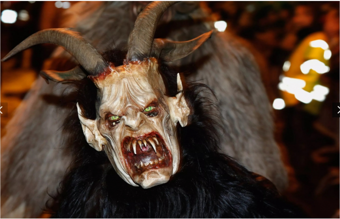 Người dân khoác lên mình những trang phục ma quỷ, mô phỏng quái vật Krampus 